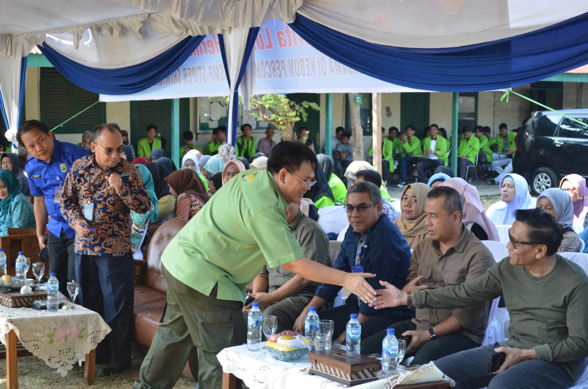 Para peserta acara Easter Fair berfoto bersama di depan panggung utama